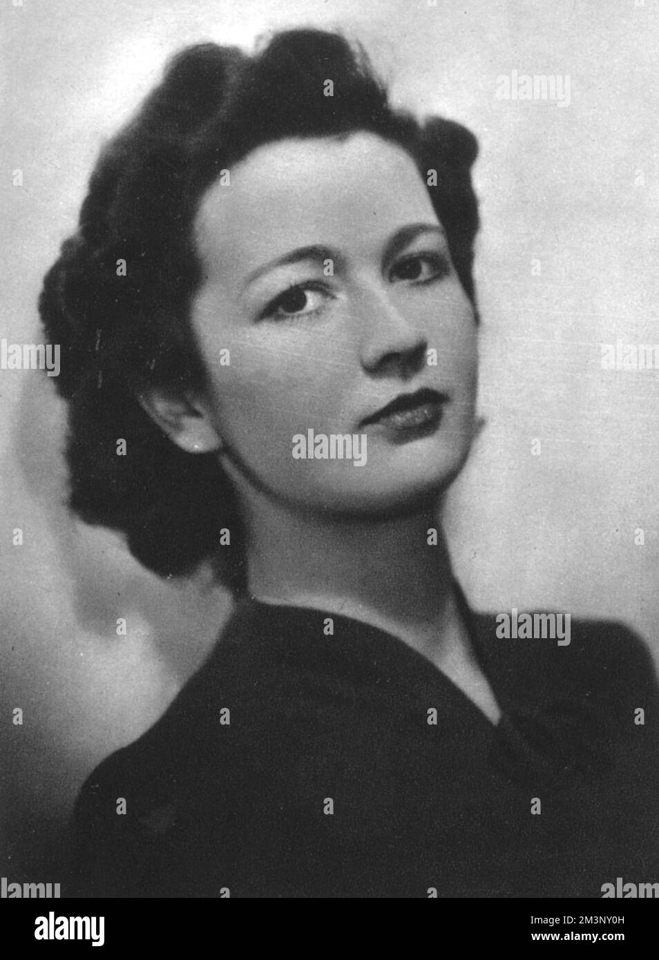 L'honorable Priscilla Leonie Brett (1921 - 2000), troisième fille du vicomte et de la vicomtesse Esher, photographiée dans le spectateur comme un débutante en 1939. Elle a été présentée à la troisième Cour cette année-là et a reçu une danse au 21, rue Hill. Elle a épousé l'architecte Sir Martyn Gervase Beckett le 22 février 1941. Date: 1939 Banque D'Images