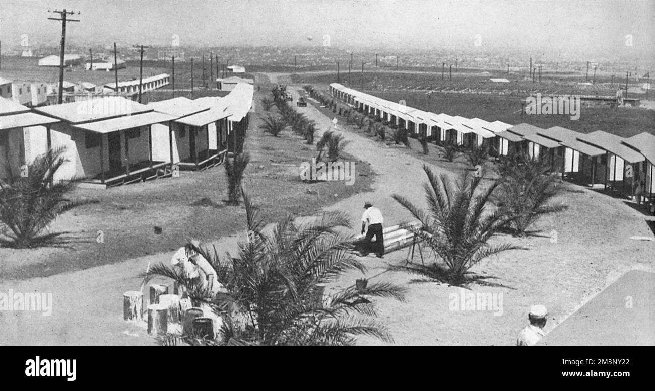 Rues de huttaments bordées de palmiers, chacune pour accueillir quatre personnes pour les Jeux Olympiques de Los Angeles en 1932. Le village olympique était situé sur les hauts plateaux, donnant sur l'océan Pacifique. Date: 1932 Banque D'Images