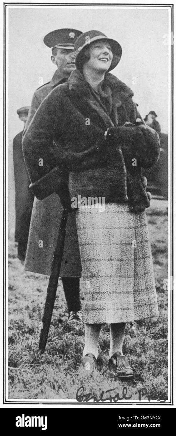 Lady Idina Gordon, née Sackville, sœur de Lord de la Warr, photographiée au cours de la course point à point des gardes sur une ligne à la ferme de Lordland, Hawthorn Hill. Idina, mariée cinq fois, gagnerait la notoriété de la Happy Valley établie lorsqu'elle déménagea au Kenya en 1924 avec son troisième mari, Josslyn Hay, comte d'Errol. Avec ses mariages en série et sa réputation de décadence débauchée, elle a inspiré le caractère de 'The Bolter' dans les romans de Nancy Mitford, la poursuite de l'amour et de l'amour dans un climat froid, les corps de Vile d'Evelyn Waugh et le personnage Iris Storm dans le chapeau vert par Michael Arlen. Date : Banque D'Images
