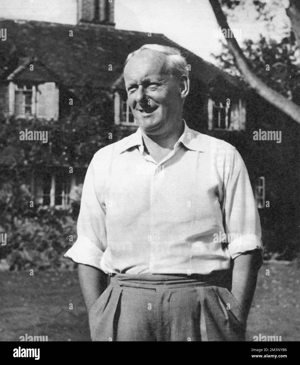 Herbert Ernest Bates (1905 74), écrivain et auteur britannique, mieux connu pour les bourgeons de Darling de mai, Amour pour Lydia et mon oncle Silas. Photographié dans son jardin à Little Chart, dans le Kent, au moment de son cinquantième anniversaire. Date: 1955 Banque D'Images