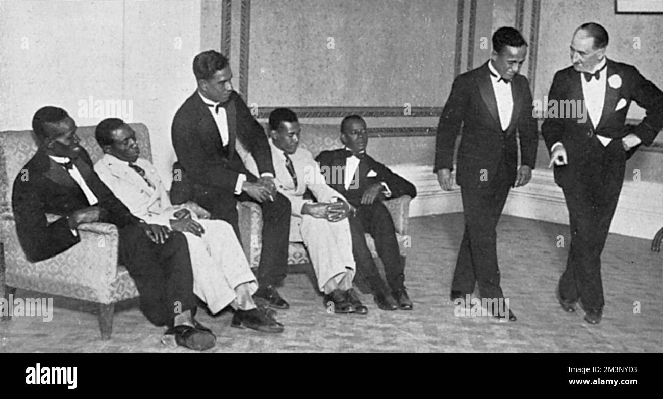 Des membres de l'équipe de cricket des Antilles reçoivent des cours de danse à Scarborough lors d'un festival de cricket en septembre 1928. Ils apprennent le Trot du mur d'image. Date: 1928 Banque D'Images