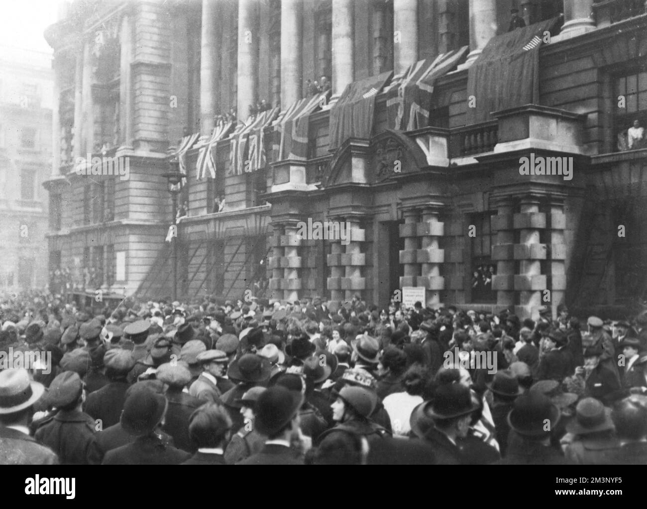 Foules dans les rues le jour de l'Armistice, le 11 novembre 1918 Banque D'Images