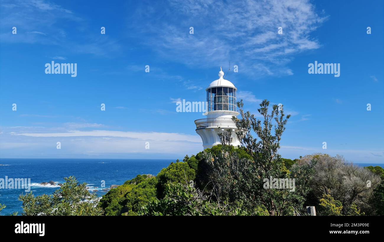 Le phare de Sugarloaf point est entouré de verdure et de mer à Seal Rocks, en Australie Banque D'Images