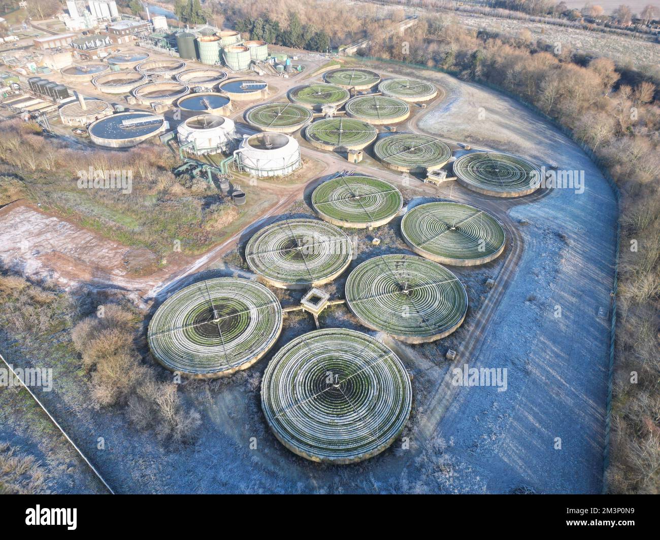 Vue aérienne des travaux d'eau de traitement des eaux usées de Welsh Water à Hereford Herefordshire, Royaume-Uni, à côté de la rivière Wye, en décembre 2022 Banque D'Images