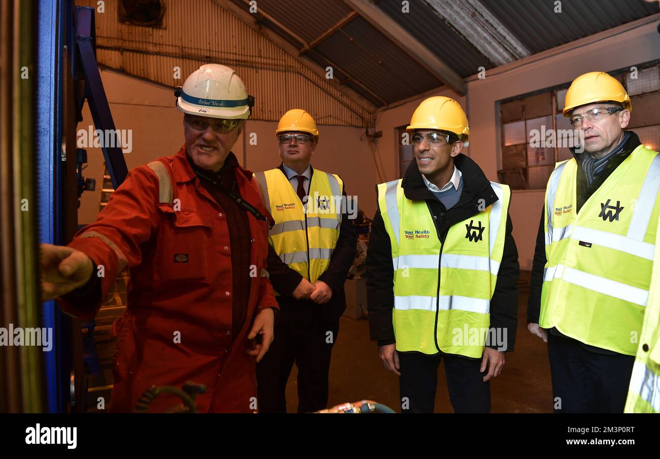 (Gauche-droite) le soudeur Brian Walsh, le PDG de Harland & Wolff John Wood, le Premier ministre Rishi Sunak et le secrétaire d'État pour l'Irlande du Nord Chris Heaton-Harris lors d'une visite à l'usine de chantier naval Harland & Wolff à Belfast. Date de la photo: Vendredi 16 décembre 2022. Banque D'Images