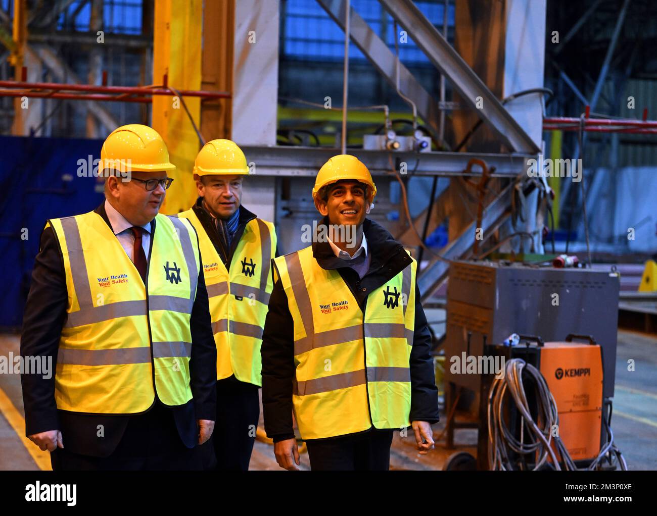 (Gauche-droite) John Wood, PDG, Chris Heaton-Harris, secrétaire d'État pour l'Irlande du Nord, et le premier ministre Rishi Sunak lors d'une visite à l'usine de chantier naval Harland & Wolff à Belfast. Date de la photo: Vendredi 16 décembre 2022. Banque D'Images