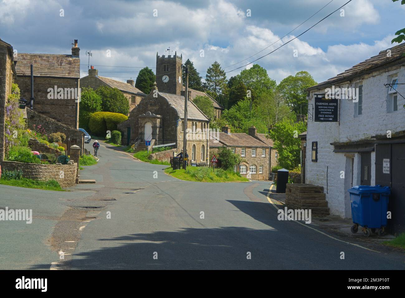 Vue vers l'est le long du village de Muker sur B6270. Swaledale. Village touristique populaire construit en grès jaune. Parc national de Yorkshire Dales, North Yor Banque D'Images