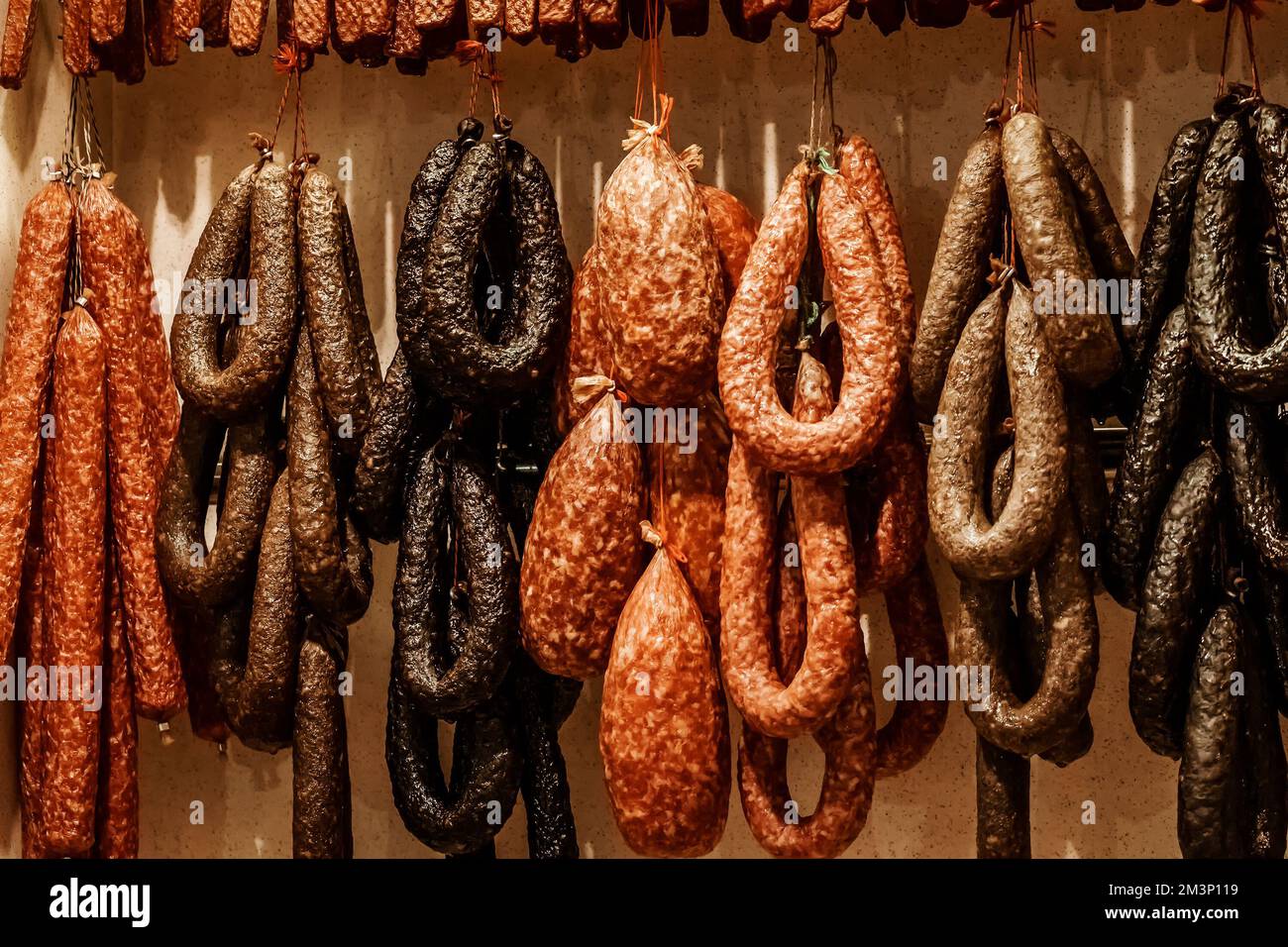 Assortiment de saucisses fumées et de salami dans un supermarché. Épicerie fine et boucherie Banque D'Images