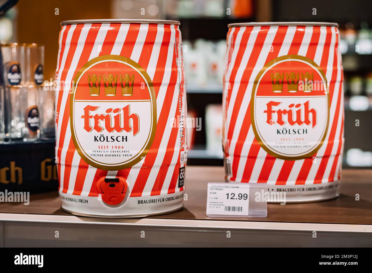 29 juillet 2022, Cologne, Allemagne: Bière Kolsch traditionnelle à vendre dans un supermarché allemand Banque D'Images