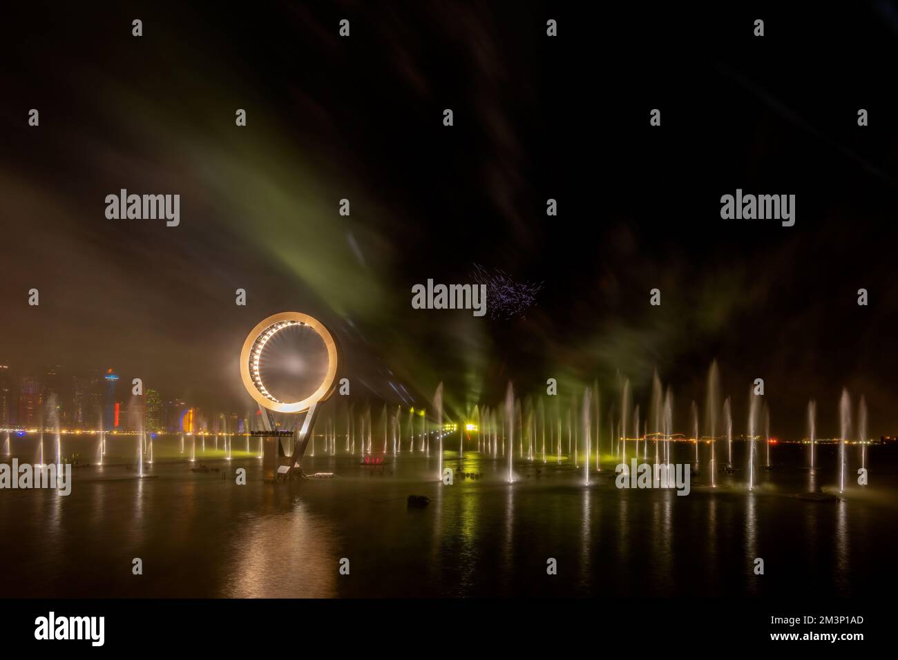 Feu d'artifice et spectacle de lumière laser à la Corniche Road coupe du monde de la FIFA Qatar 2022 Banque D'Images
