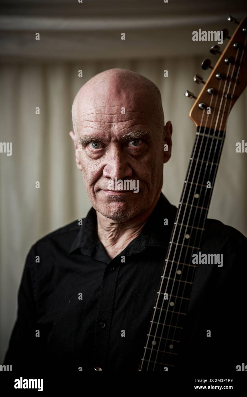 Wilko Johnson en coulisses au festival Rock Against cancer, Wiltshire. Banque D'Images