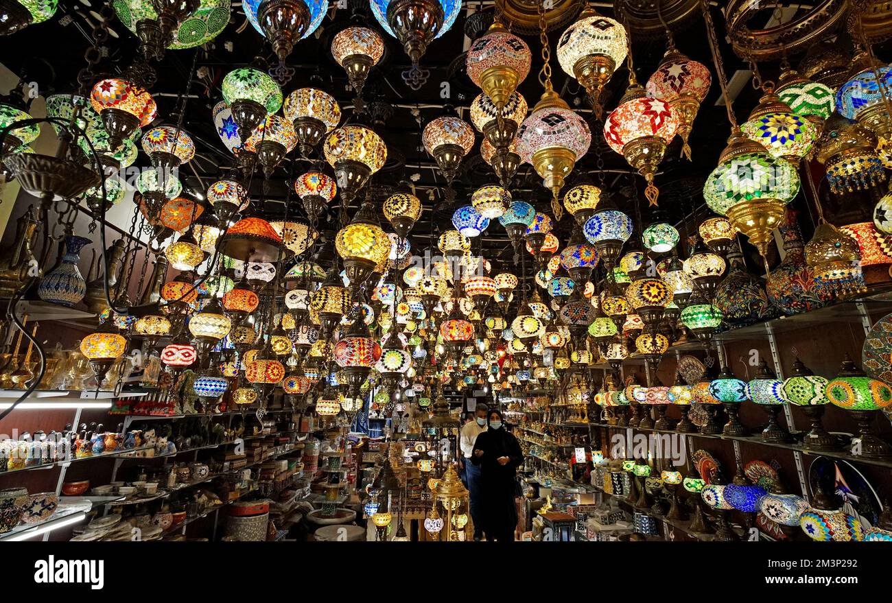 Lanternes en mosaïque arabe ou turque à vendre à Manama Souk, Bahreïn Banque D'Images