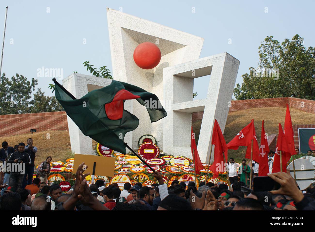 Sylhet, Sylhet, Bangladesh. 16th décembre 2022. Des gens de toute la marche de la vie dans les locaux de Sylhet Central Shaheed Minar à l'occasion de la célébration de la Grande victoire du Bangladesh et du 51th anniversaire de l'indépendance du Bangladesh. (Credit image: © MD Akbar Ali/ZUMA Press Wire) Credit: ZUMA Press, Inc./Alamy Live News Banque D'Images