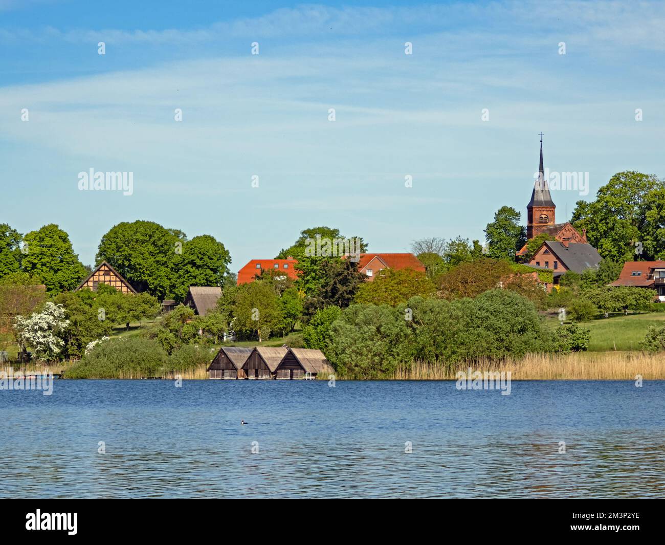 Vue sur le village de Wustrow au Plätlinsee, dans le district des lacs de Mecklembourg, en Allemagne Banque D'Images