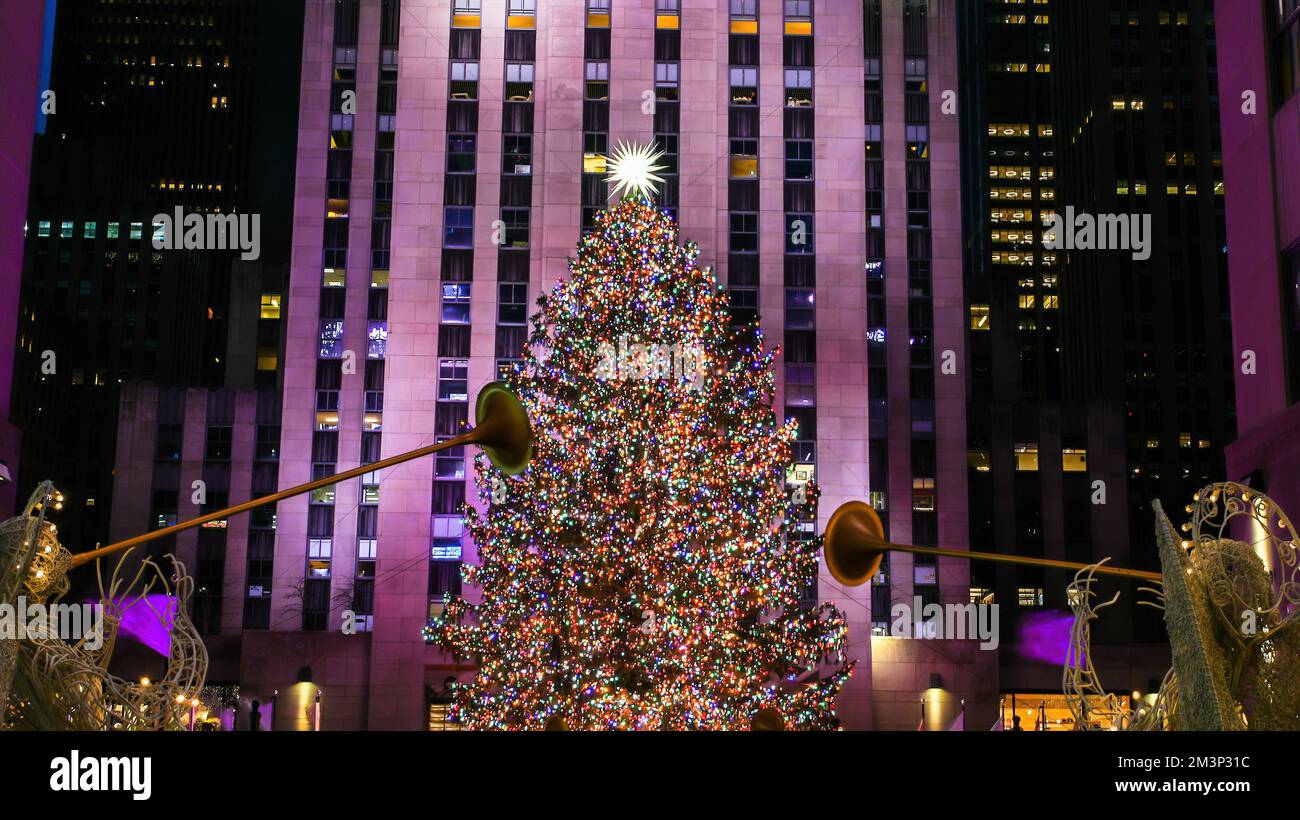 NEW YORK, NY, Etats-Unis - 10 DÉCEMBRE 2022 : arbre de Noël au Rockefeller Center le soir Banque D'Images