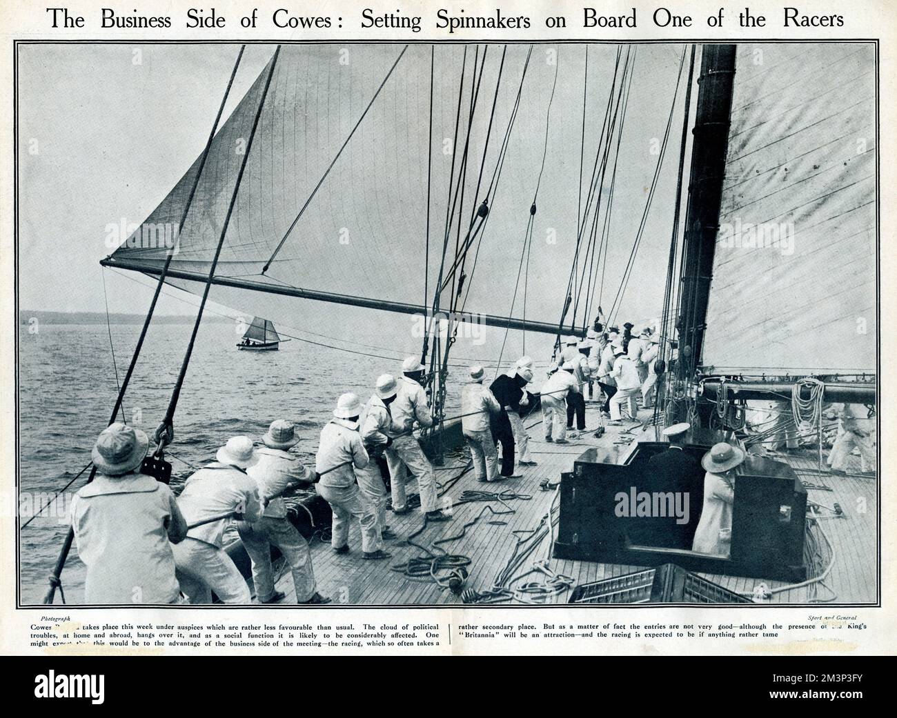 Installation de spinnakers à bord d'un yacht de course pendant la régate à Cowes, île de Wight. Date: 1914 Banque D'Images