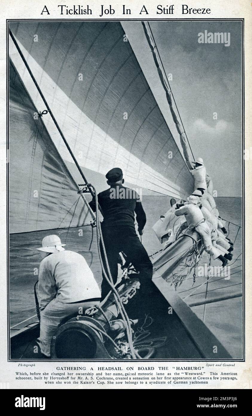 Rassemblement d'une voile à bord du yacht « Hambourg » pendant la régate à Cowes, sur l'île de Wight. Autrefois connue sous le nom de « Westward », cette goélette américaine appartenait à un syndicat de yachtmen allemands. Date: 1914 Banque D'Images