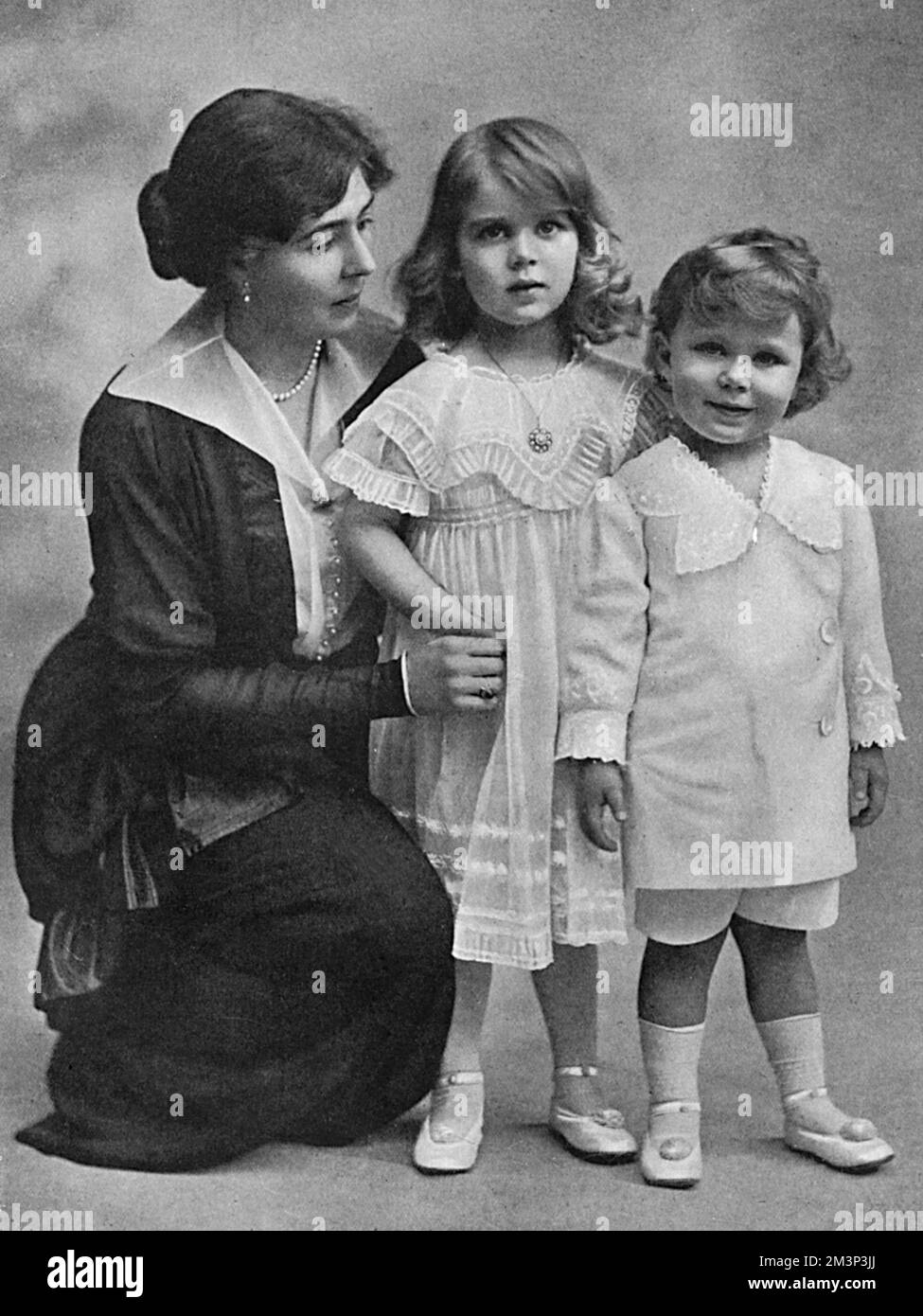 La princesse de la Couronne de Suède, anciennement la princesse Margaret de Connaught (1882-1920), petite-fille de la reine Victoria, a posé avec ses deux plus jeunes enfants, la princesse Ingrid et le prince Bertil, duc de Halland. Ingrid allait ensuite épouser le prince héritier Frederik du Danemark. La princesse de la Couronne de Suède, connue sous le nom de Daisy par la famille, est décédée soudainement en 1920 alors que ses enfants étaient encore jeunes. Date: 1915 Banque D'Images