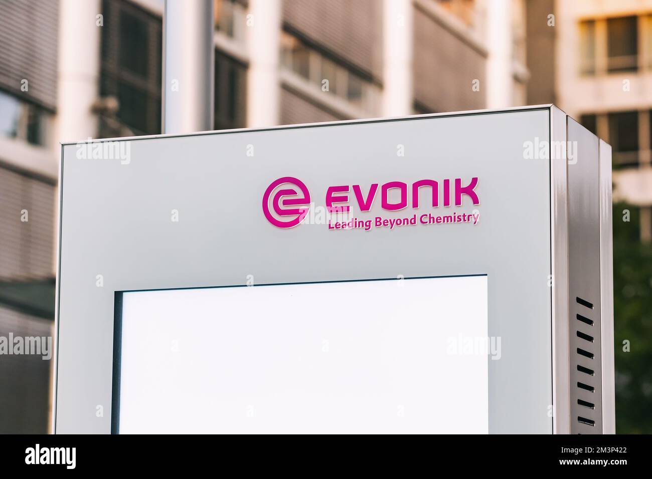 28 juillet 2022, Essen, Allemagne: Evonik, société de produits chimiques et de médicaments, écran de dispositifs au siège social Banque D'Images