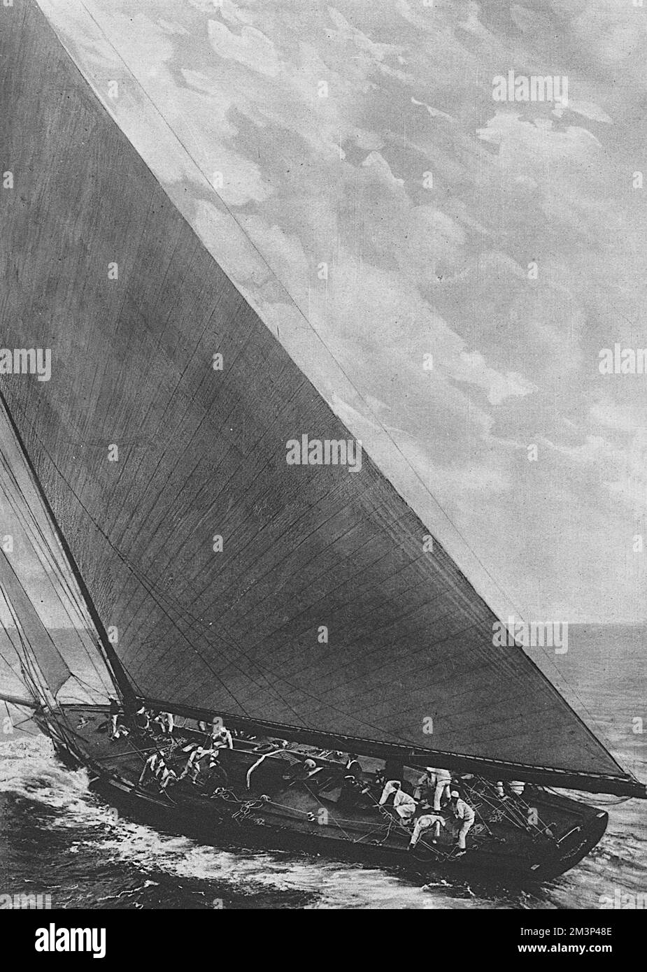 Le yacht Shamrock IV, propriété de Sir Thomas Lipton, challenger britannique pour la coupe de l'Amérique, vu ici en pleine compétition avec l'équipage dur au travail. 1920 Banque D'Images