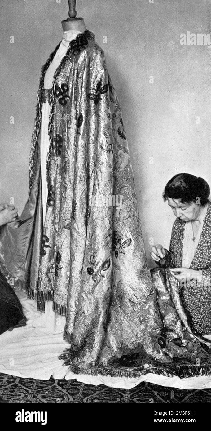 Le magnifique veston, le manteau impérial donté par le roi George VI après son onction lors de la cérémonie de couronnement, vu qu'il était sur le point de s'achever à l'École royale de Needlework, South Kensington. Elle était magnifiquement ornée de shamrock, de chardon et d'autres emblèmes du Royaume-Uni. Date: 1937 Banque D'Images