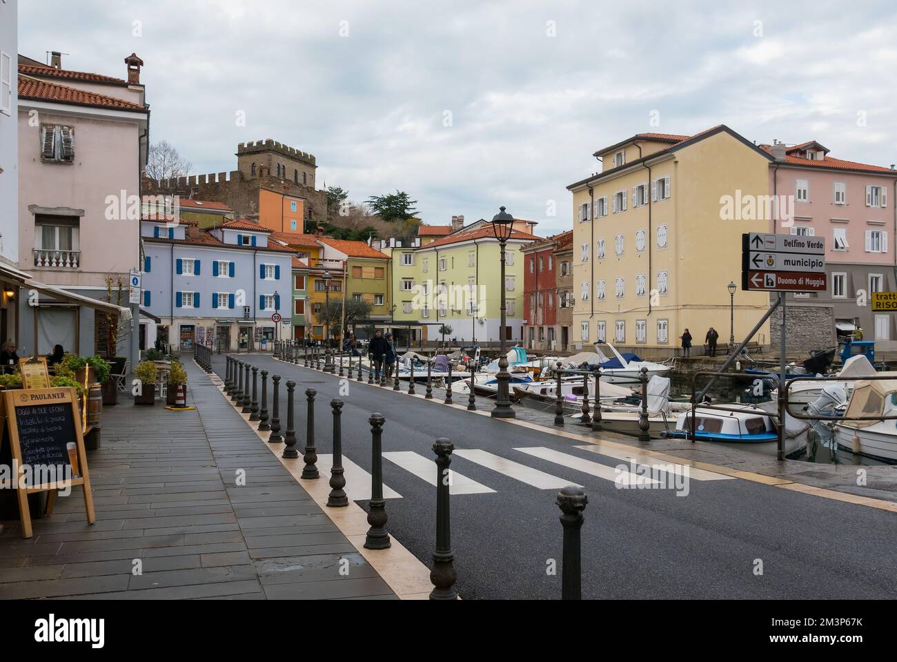 Muggia, Italie (8th décembre 2022) - la zone du port avec vue sur le centre historique et le château ci-dessus Banque D'Images