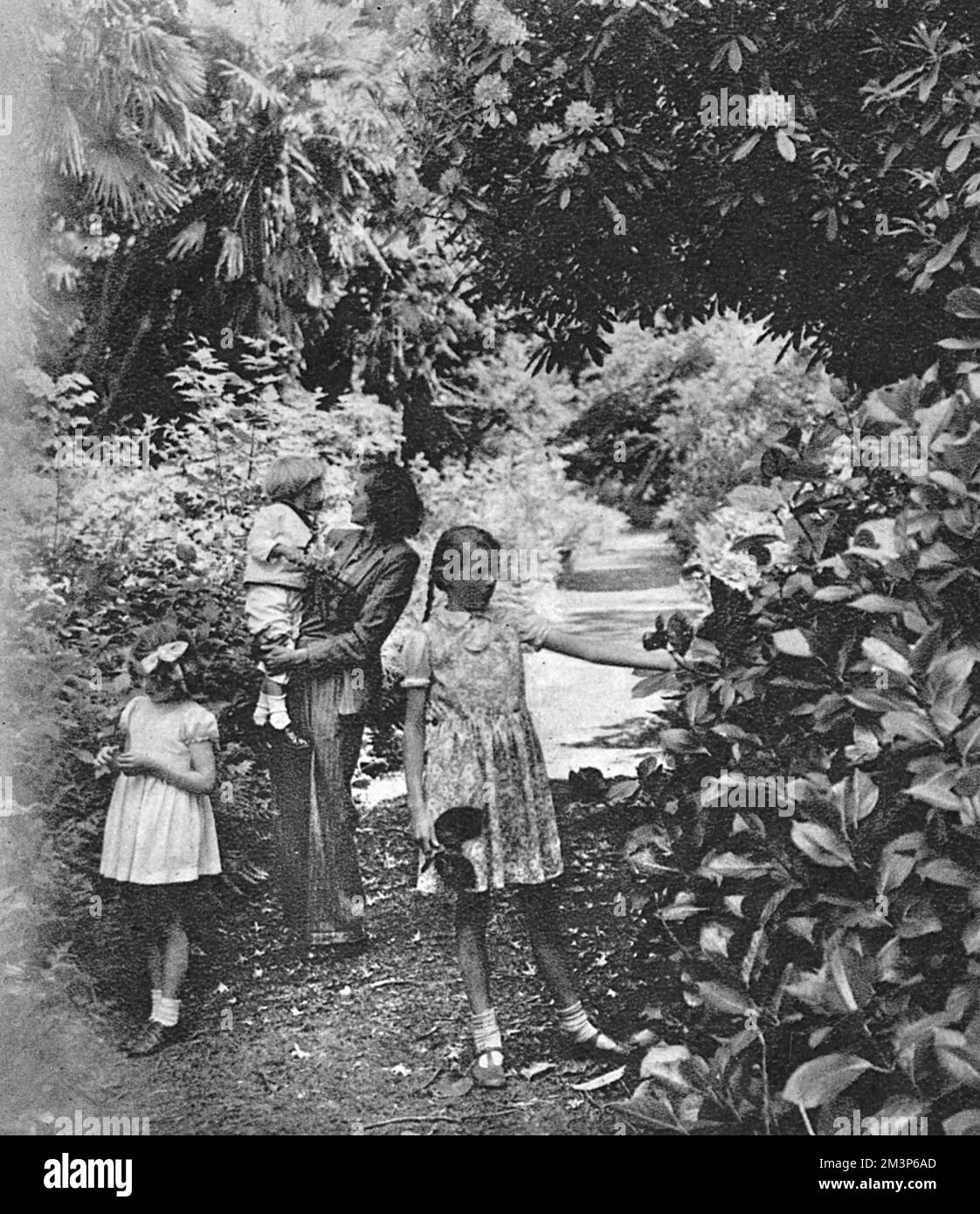 Daphne du Maurier et sa famille dans leur maison de Cornouailles: Ici dans le jardin avec ses trois enfants, Flavia, Tessa et Christian. 1944 Banque D'Images