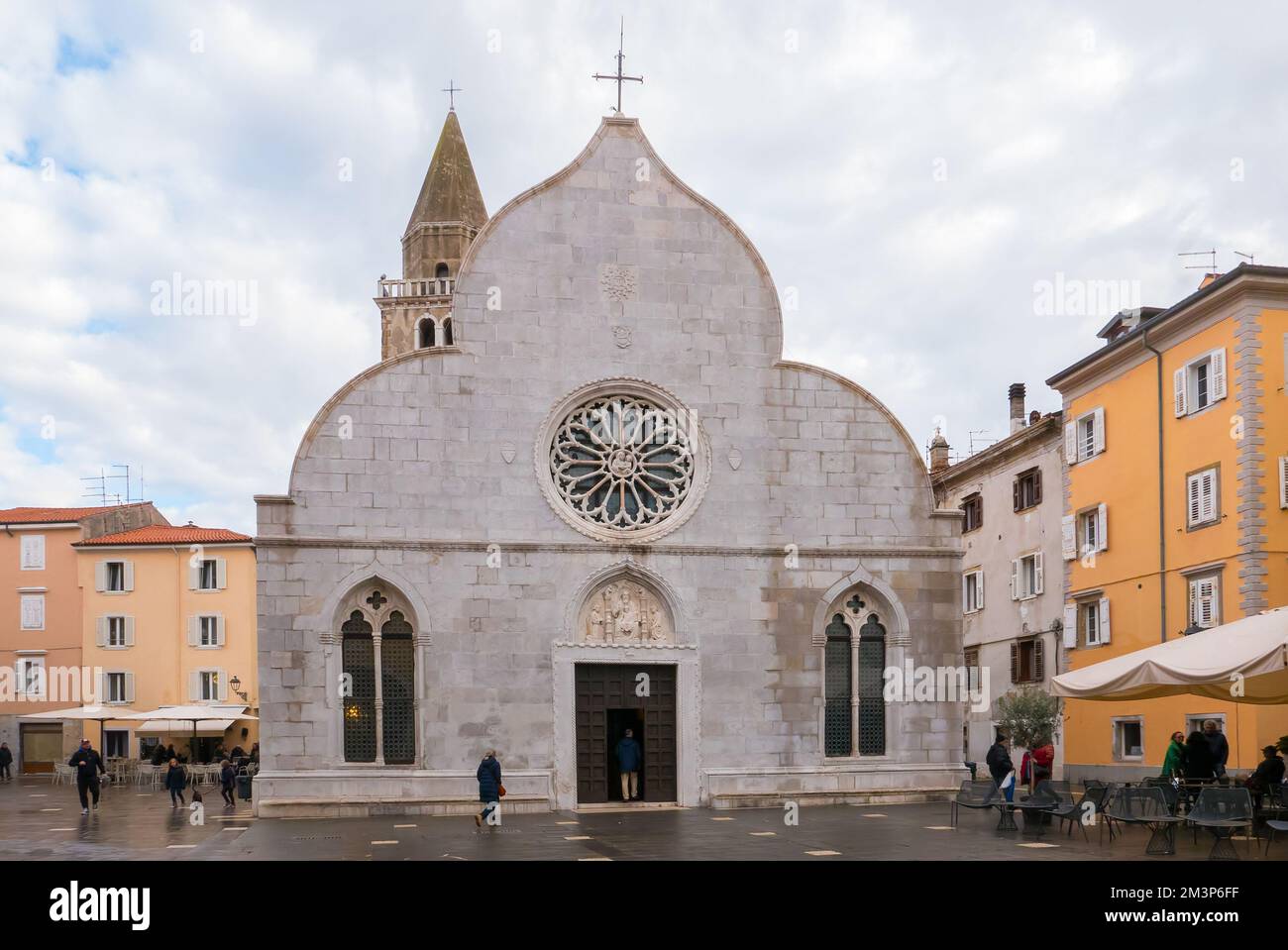 Muggia, Italie (8th décembre 2022) - l'église antique de Saints Jean et Paul (santi Giovanni e Paolo) dans le centre de la place Marconi Banque D'Images