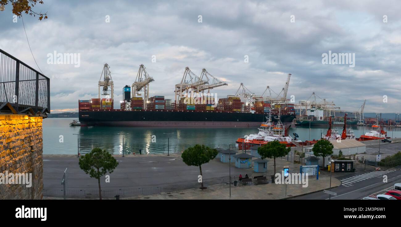 Koper, Slovénie (8th décembre 2022) - le port 'Luka Koper' avec le navire à conteneurs Maersk Campbell Banque D'Images