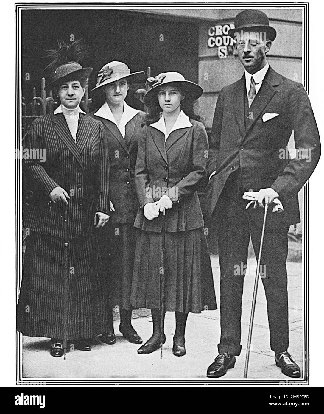 Le prince Andrew de Grèce (1882-1944), avec sa sœur, la Grande duchesse George de Russie et ses filles la princesse Nina et la princesse Xenia lors d'une visite à Londres, alors qu'ils étaient invités du roi George V et de la reine Mary. Le prince Andrew était le père du prince Philip, duc d'Édimbourg. Date: 1916 Banque D'Images