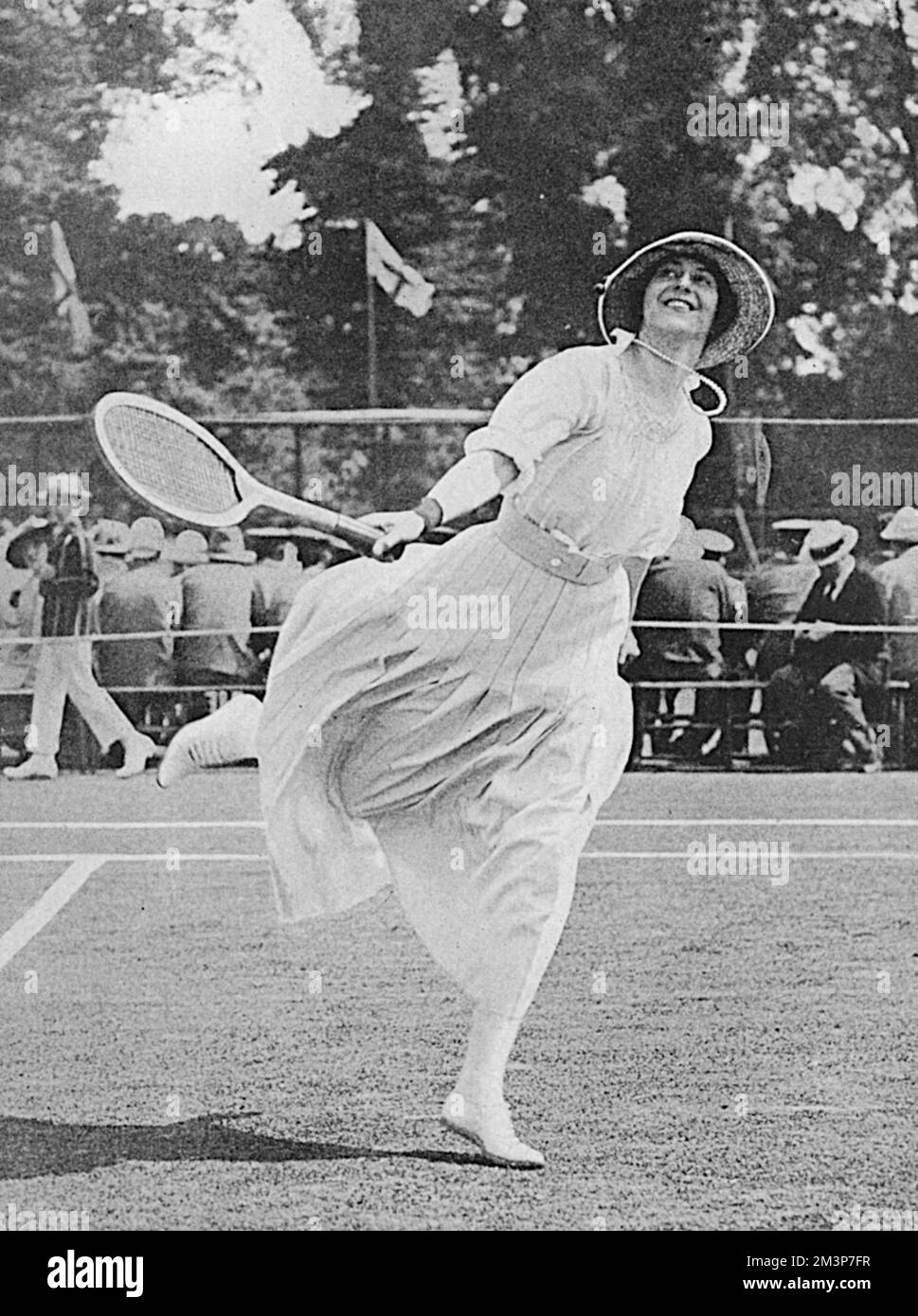 La duchesse de Sutherland, anciennement Lady Eileen Butler, fille aînée de Lord et Lady Lanesborough, prenant part à un tournoi de tennis à Surbiton, organisé à l'aide de fonds de guerre, principalement pour les hôpitaux. Date: 1916 Banque D'Images