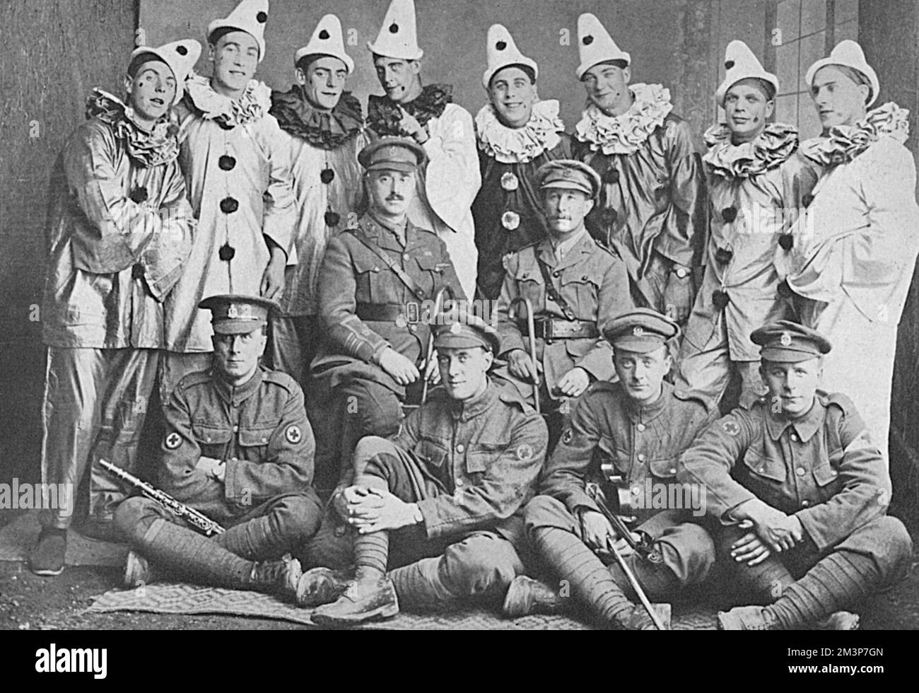 Les Varlets, une troupe britannique qui divertit des hommes sur le front occidental pendant la première Guerre mondiale. Leurs 'théâtres' comprenaient des granges, des champs, des dug-outs, et des estaminettes désertes et un spectacle de tehy donné le 24 juin 1916 a été exécuté sur le terrain d'un château à un public de 3000. Date: 1916 Banque D'Images