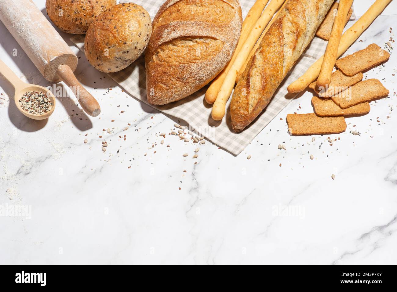 Arrière-plan avec différents types de pain frais. Produits de boulangerie. Cuisson. Banque D'Images