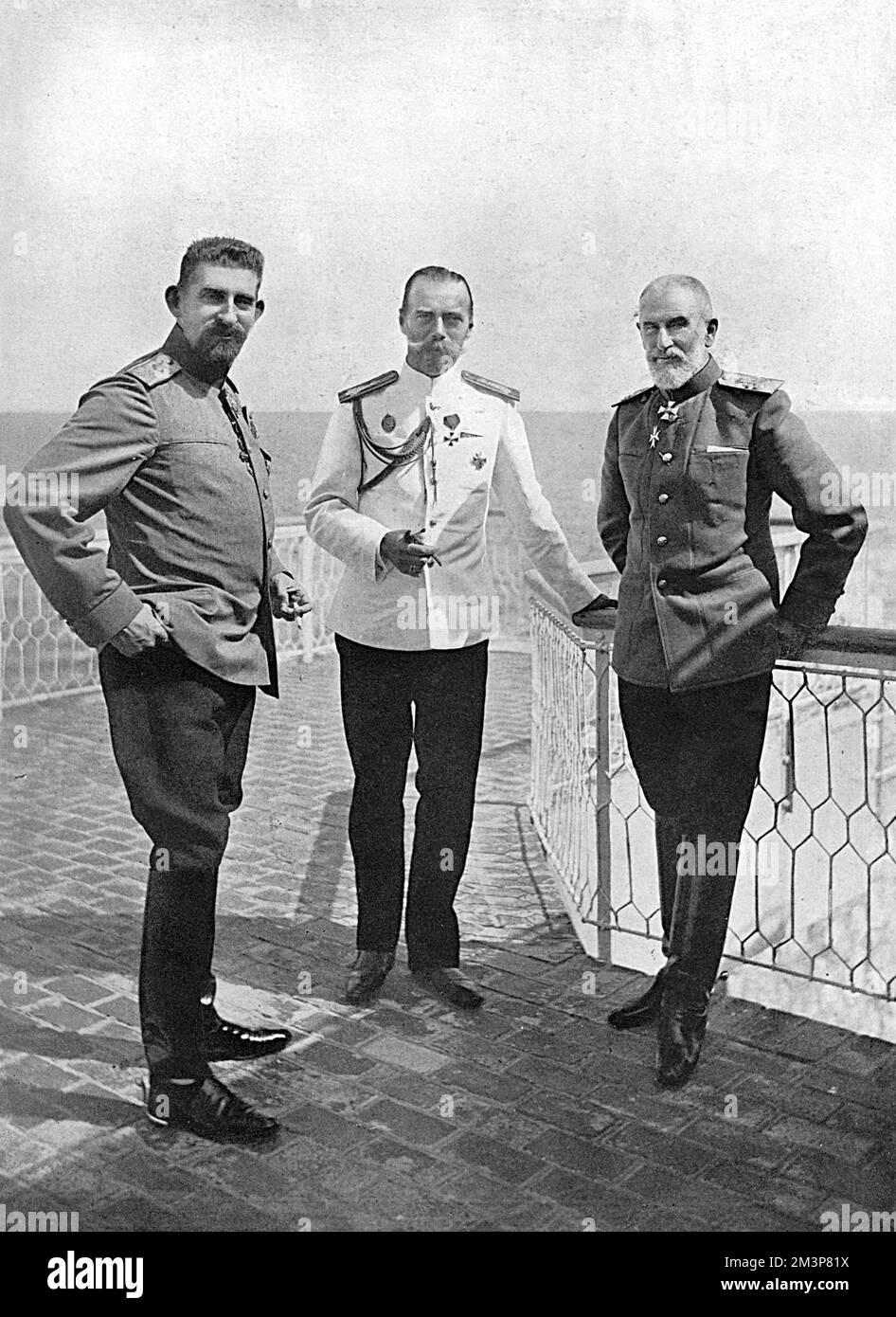 Le tsar russe Nicolas II (au centre), avec le roi Carol I (à droite) et le prince héritier Ferdinand de Roumanie, photographiés lors d'une visite de la famille royale russe à Constanza, sur la côte de la mer Noire en Roumanie Date: 1914 Banque D'Images