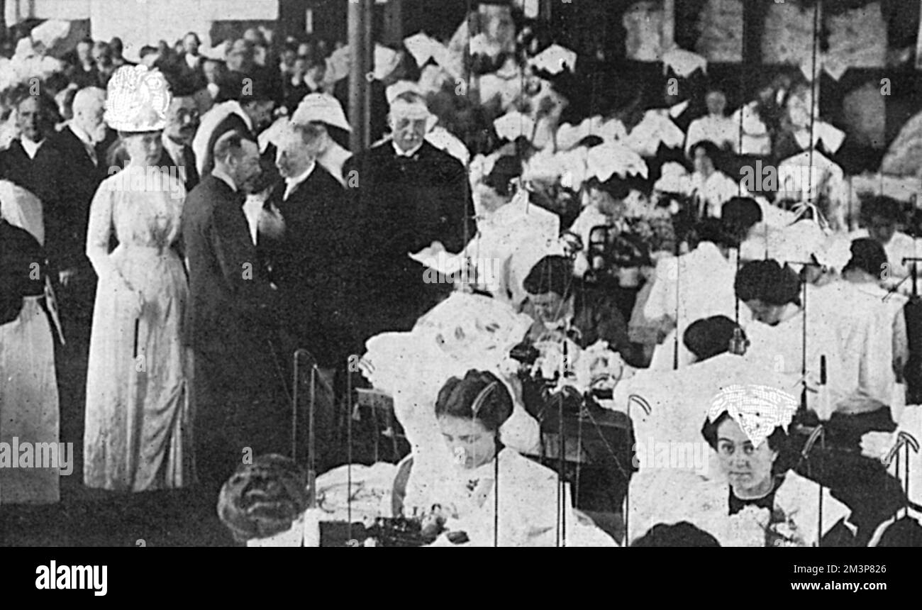 Lors d'une visite à Nottingham, le roi George V et la reine Mary visitent une usine de dentelle Date : 24 juin 1914 Banque D'Images