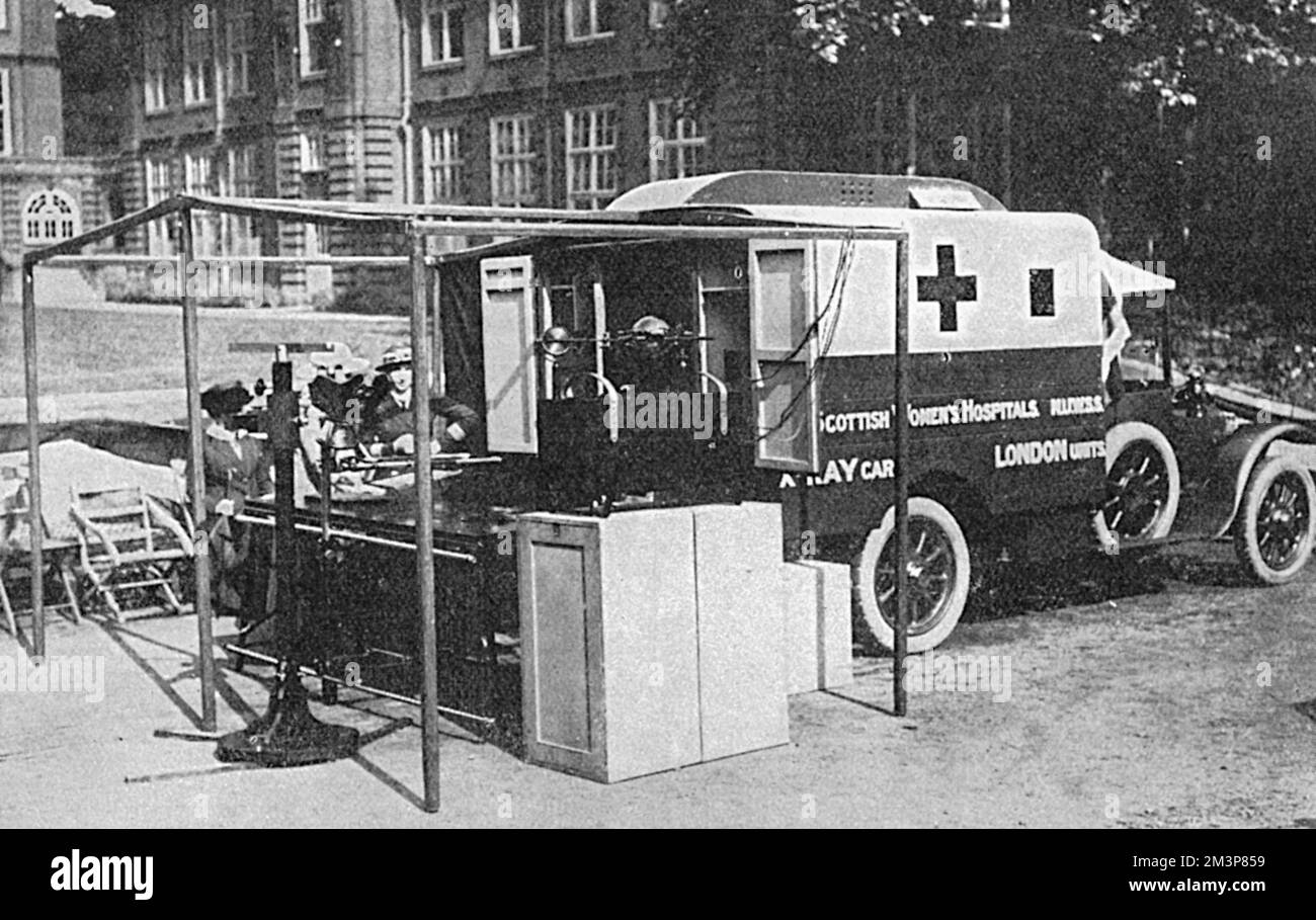 Une voiture d'hôpital spéciale avec une radiographie itinérante offerte par les Scottish Women's Hospitals en exposition au Bedford College pendant la première Guerre mondiale. Date: 1915 Banque D'Images