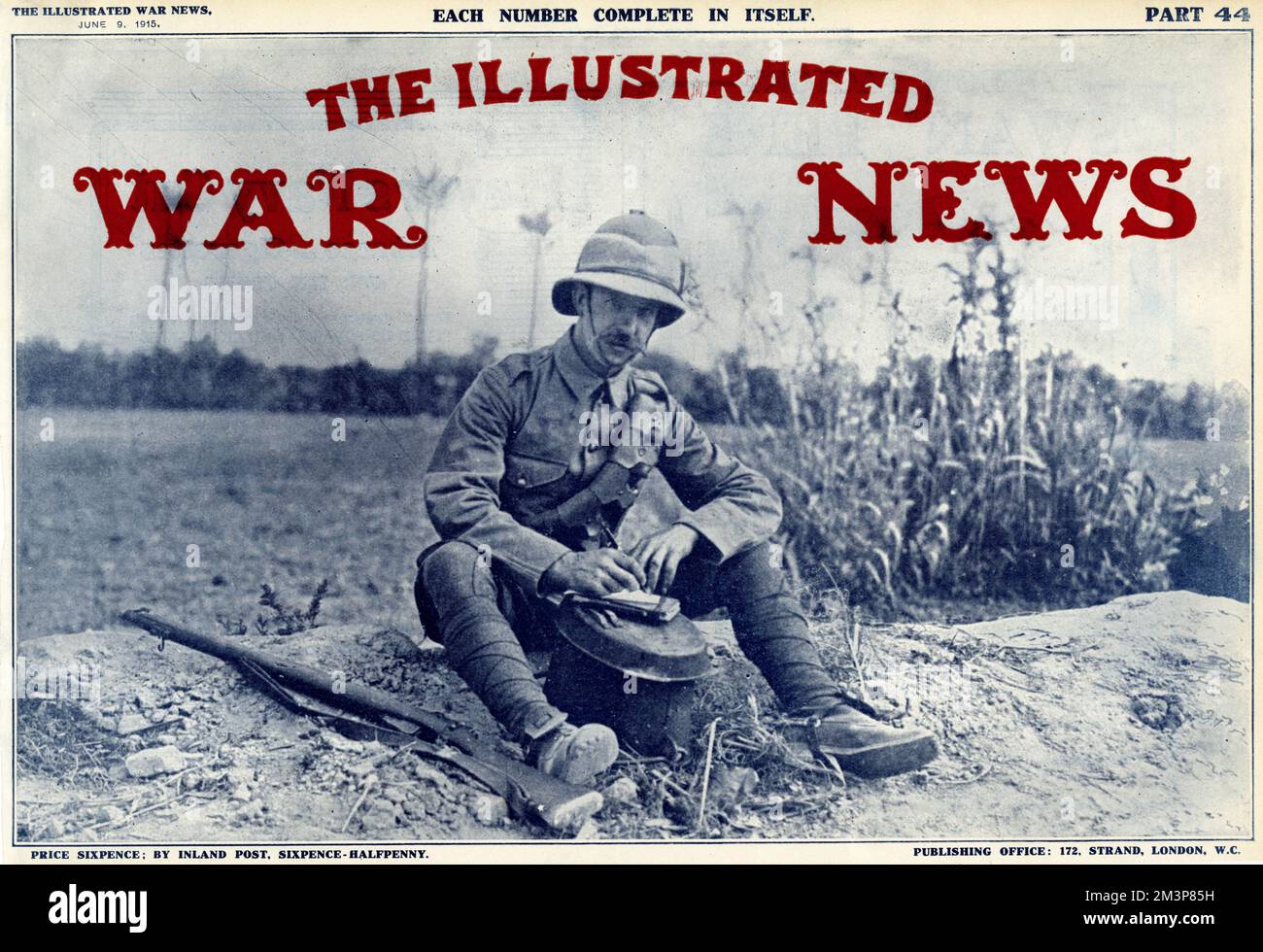 Couverture avant, montrant un soldat britannique dans un uniforme tropical et un casque de pième, assis pendant quelques instants tranquilles écrivant une lettre ou dans un journal. 1915 Banque D'Images