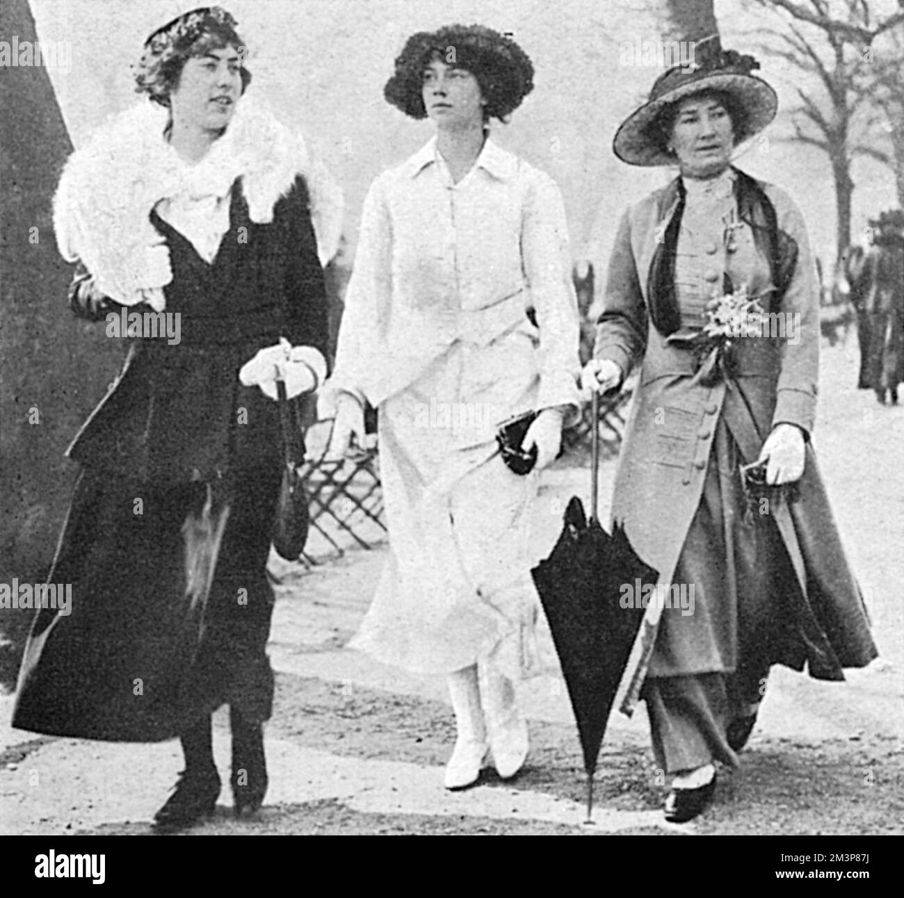 La duchesse de Buccleuch et deux de ses filles, photographiées à pied à Londres au printemps 1917. À gauche se trouve Lady Margaret Montagu-Douglas-Scott, son aîné, au milieu est Lady Alice, plus tard la duchesse de Gloucester après avoir épousé le prince Henry, duc de Gloucester (troisième fils du roi George V) avec la duchesse elle-même à droite. Date: 1917 Banque D'Images