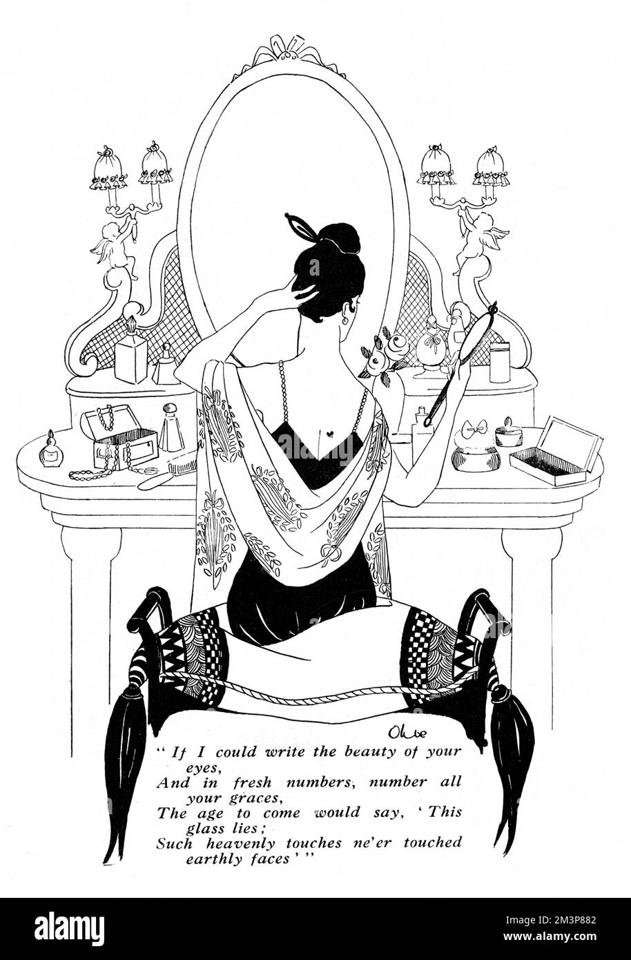 Une dame vérifie le dos de ses cheveux tout en étant assise à une coiffeuse. Date: 1915 Banque D'Images
