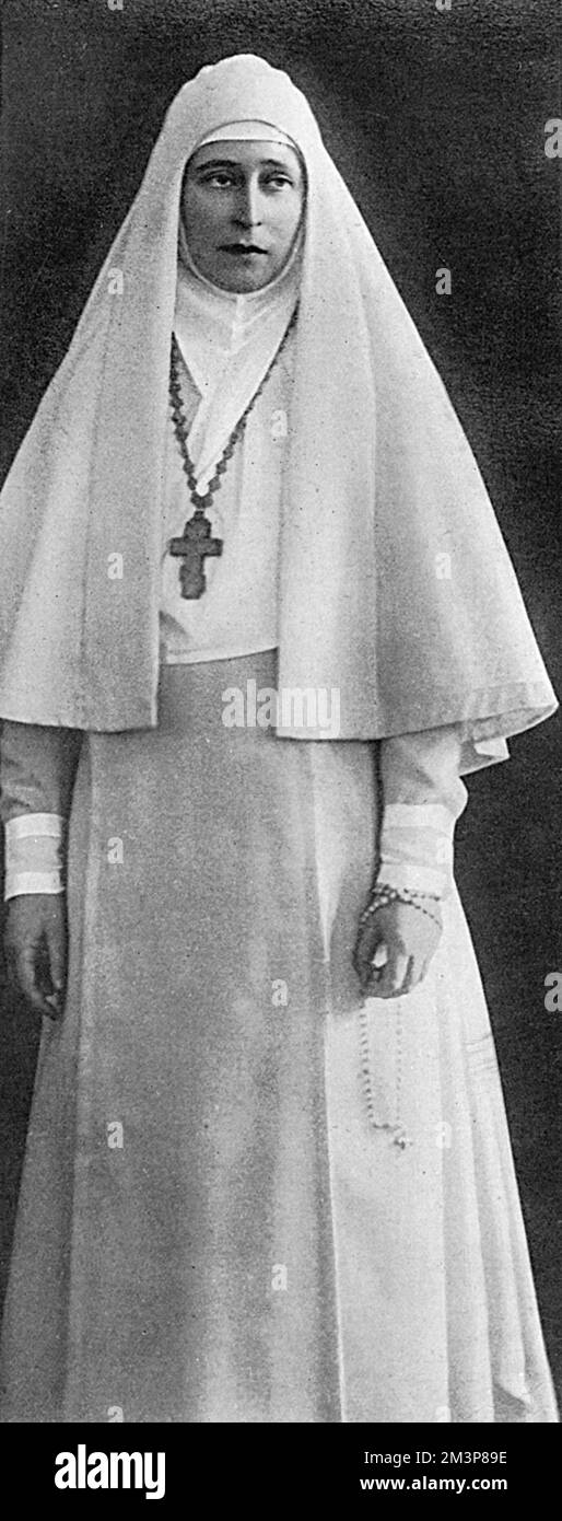 La Grande Princesse Elizaveta Feodorova (Grande duchesse Sergueï), anciennement la princesse Elisabeth ou Ella ou Hesse Darmstadt, habillée comme sœur de la Miséricorde de l'Église Reek, l'ordre de Martha et Marie. Suite à l'assassinat de son mari, le Grand Prince Serge, Ella prit le voile et dressa son propre couvent à Moscou pour aider les nécessiteux de la ville. Avec d'autres membres de la famille impériale, elle a été assassinée par les bolcheviks dans une mine près d'Alapaevsk en 1918. Date: 1914 Banque D'Images