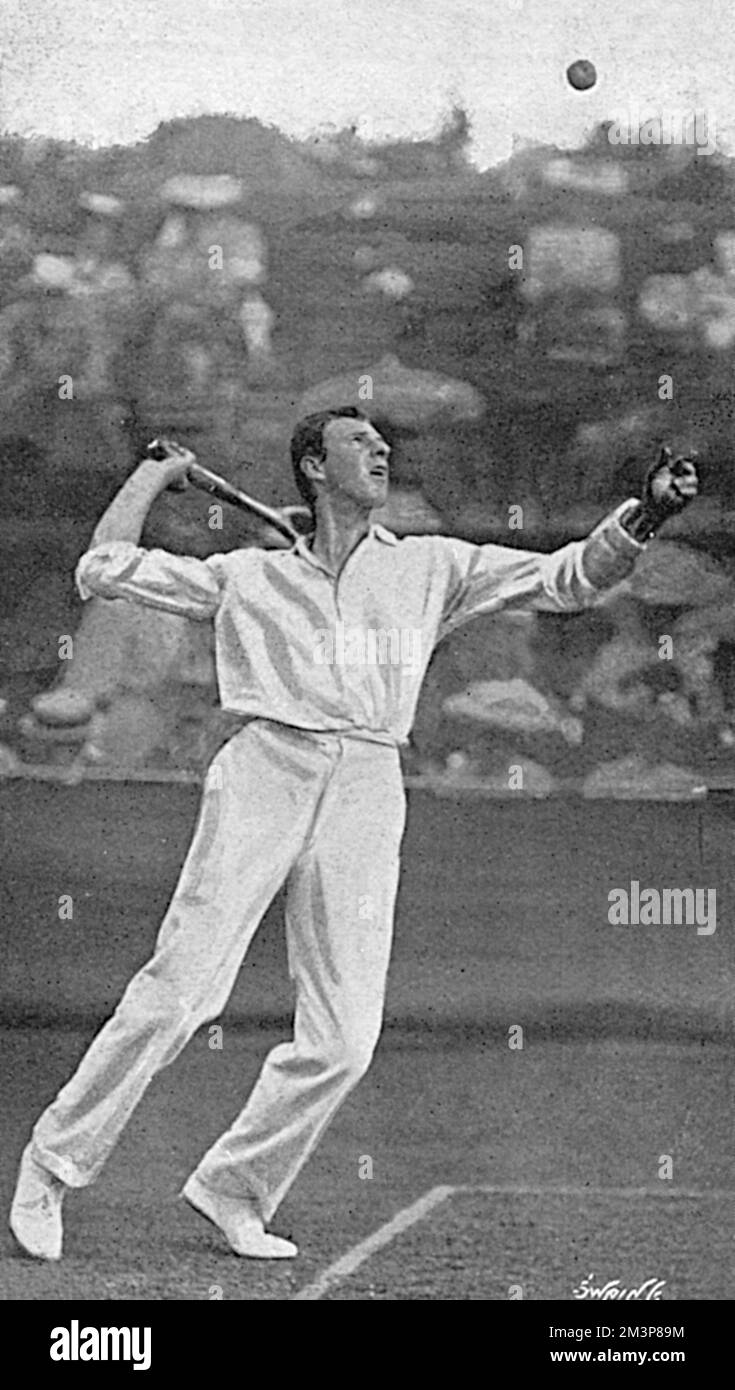 Anthony Frederick Wilding, joueur de tennis de Nouvelle-Zélande (1883-1915), Wimbledon Mens Champion en 1910, 1911, 1912 et 1913 photographié au début de sa carrière à l'âge de 22 ans servant contre l'américain W. J. Clothier à Wimbledon en 1905, W Match qu'il a remporté malgré la perte des deux premiers matchs. Il a finalement été battu en quart de finale par Arthur Gore, 37 ans. Grand, beau, athlétique et genial, Wilding est devenu une star sportive extrêmement populaire. Après sa victoire au championnat de 1913, les dames ont déclaré s'être évanouie en raison de l'excitation et de la ruée de la foule. Sa course de championnat s'est terminée en 1914 quand il a eu Banque D'Images