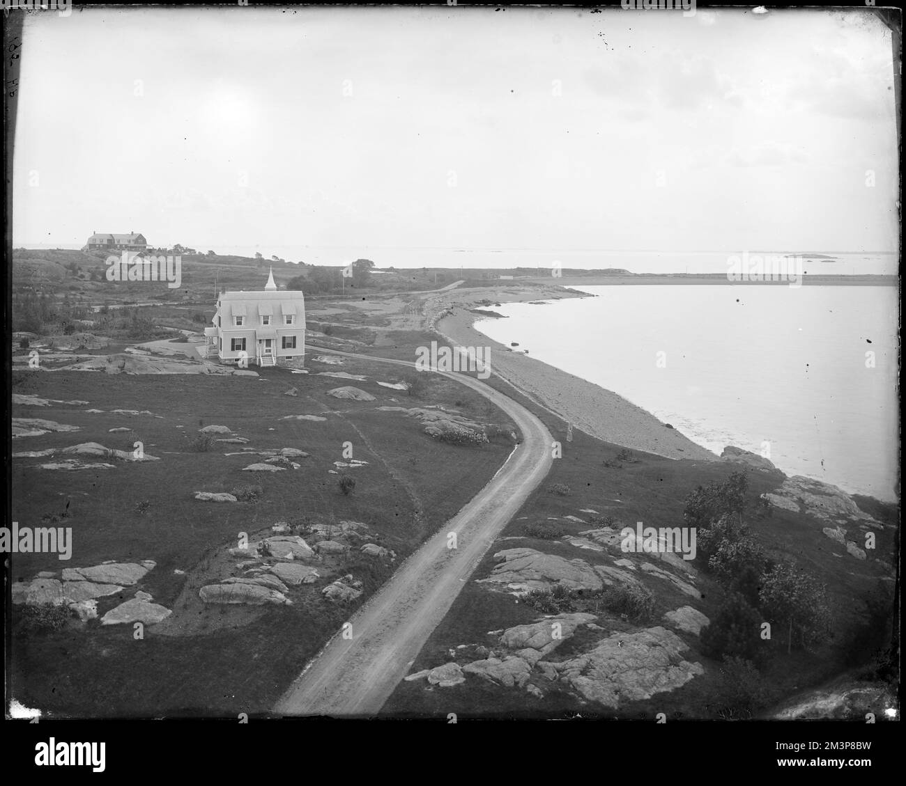 'Redgate Cottage' pris d'une fenêtre supérieure de la maison principale 'Redgate', Marblehead Neck , Maisons, routes, côtes. Collection Herman Parker Banque D'Images 'Redgate Cottage' pris d'une fenêtre supérieure de la maison principale 'Redgate', Marblehead Neck , Maisons, routes, côtes. Collection Herman Parker Banque D'Images