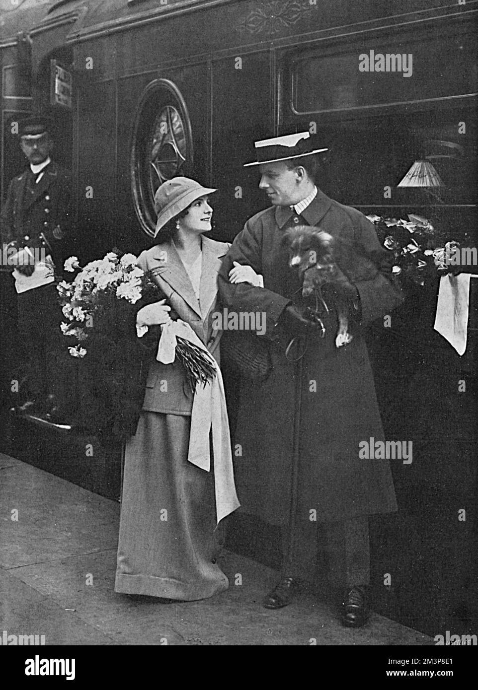 Les célèbres danseurs russes, Mme. Alexandra Balachowa, qui doit être infirmière de la Croix-Rouge, et M. Michael Mordkin, qui est réserviste, quittent Charing Cross pour le front. Mordkin aurait fait remarquer de tout coeur à certains amis qu'il avait enseigné à un certain nombre de Russes, de Britanniques et d'autres personnes à danser, et maintenant il allait avoir l'occasion d'enseigner aux Allemands à danser. Date: 1914 Banque D'Images