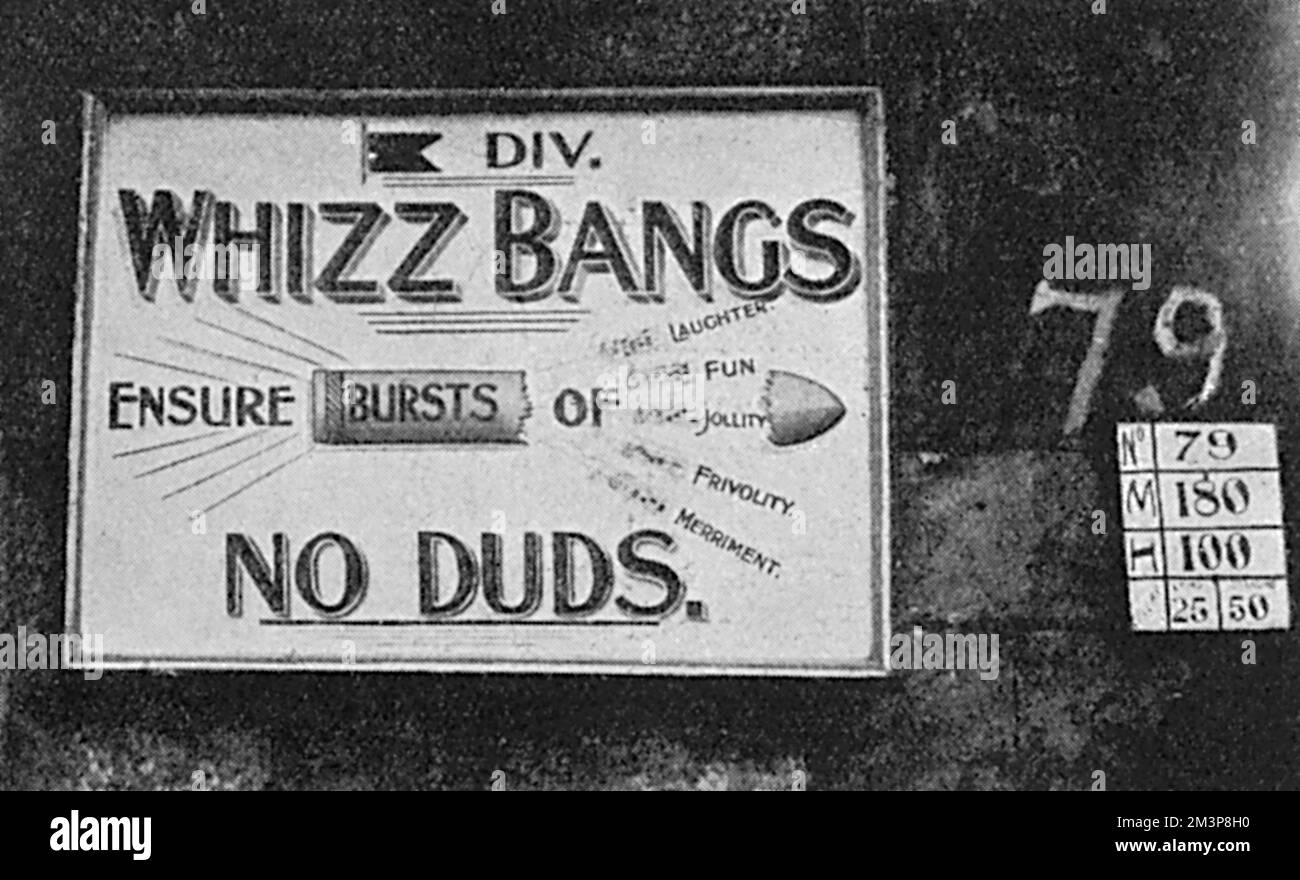 Un panneau annonçant les Whizz-bangs, l'une des troupes de concert les plus connues qui divertirait les soldats pendant la première Guerre mondiale, s'assurant qu'il n'y aurait absolument aucun duds dans leur spectacle. Date: 1917 Banque D'Images