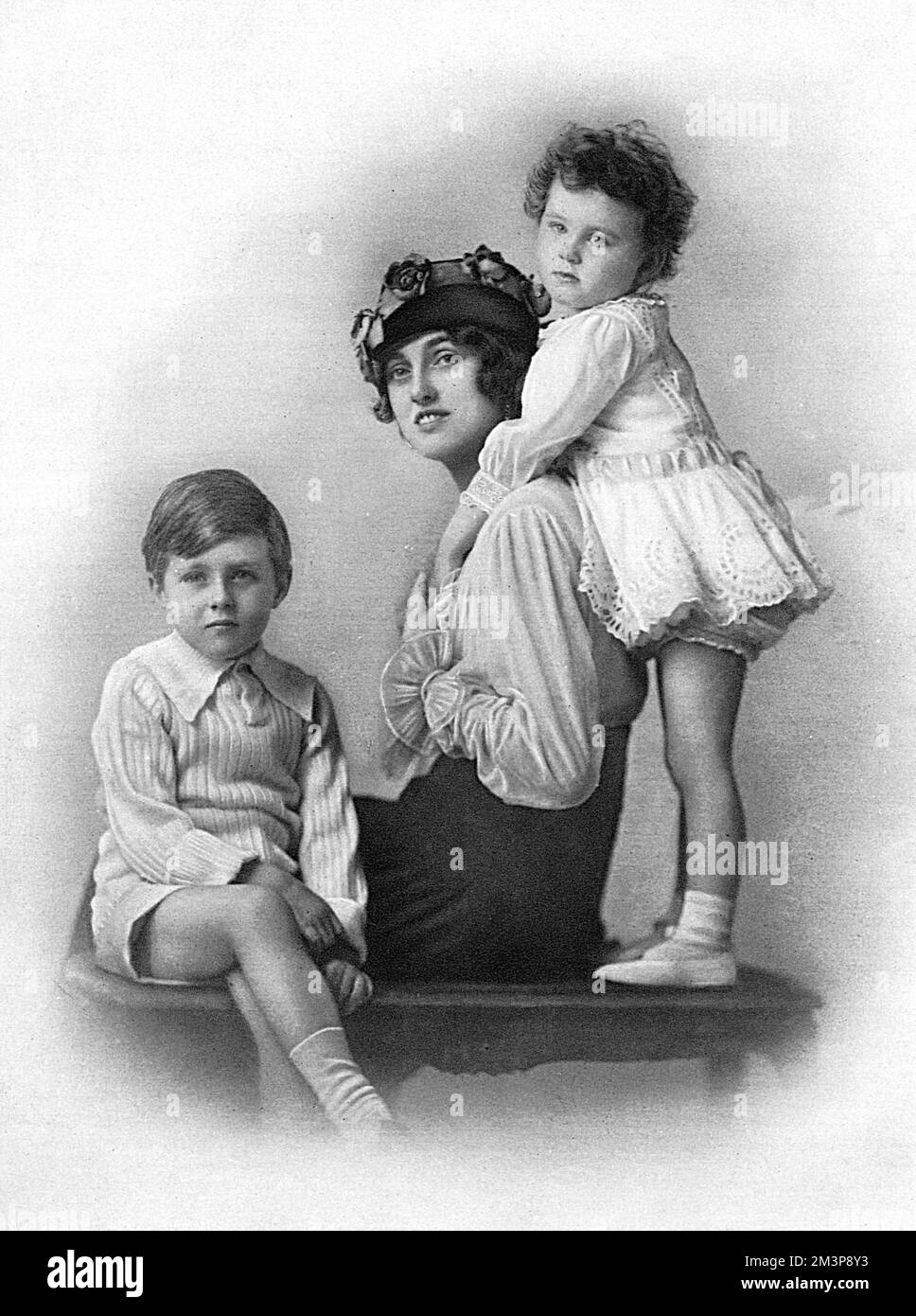 La comtesse Poulett, anciennement l'actrice Sylvia Story (1889-1947), se souvenait comme une Gibson Girl et pour son rôle de Lady Hamilton dans « The gay Gordons ». Épousa le comte Poulett de 7th en 1908 et photographié avec ses enfants, le vicomte Hinton et Lady Bridgett Poulett, nés respectivement en 1909 et 1912. Elle était la fille de Fred Story le célèbre comédien, un des groupes Leslie-Farren-Story à l'époque de Gaiety burlesque. Earl Poulett était officier de l'Artillerie royale de chevaux (monuments territoriaux) et succéda à son père en 7th Earl en 1899. Il est mort de la grippe lors de l'épidémie de 1918. Son fils Banque D'Images