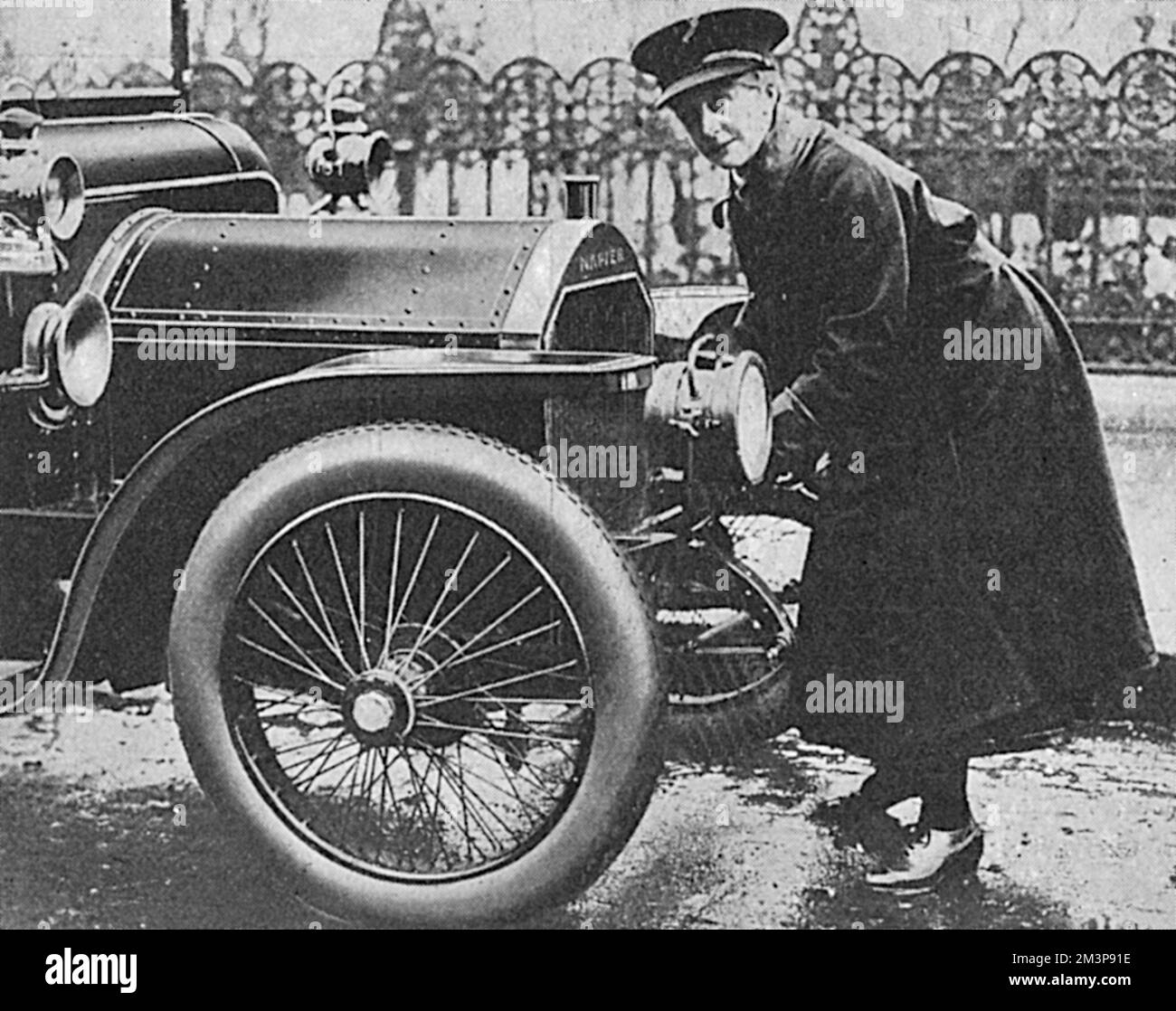 La voiture Napier du très honorable David Lloyd George étant lancée par sa femme chauffeur qui, selon le Tatler, la gère de manière très habile. Date: 1916 Banque D'Images
