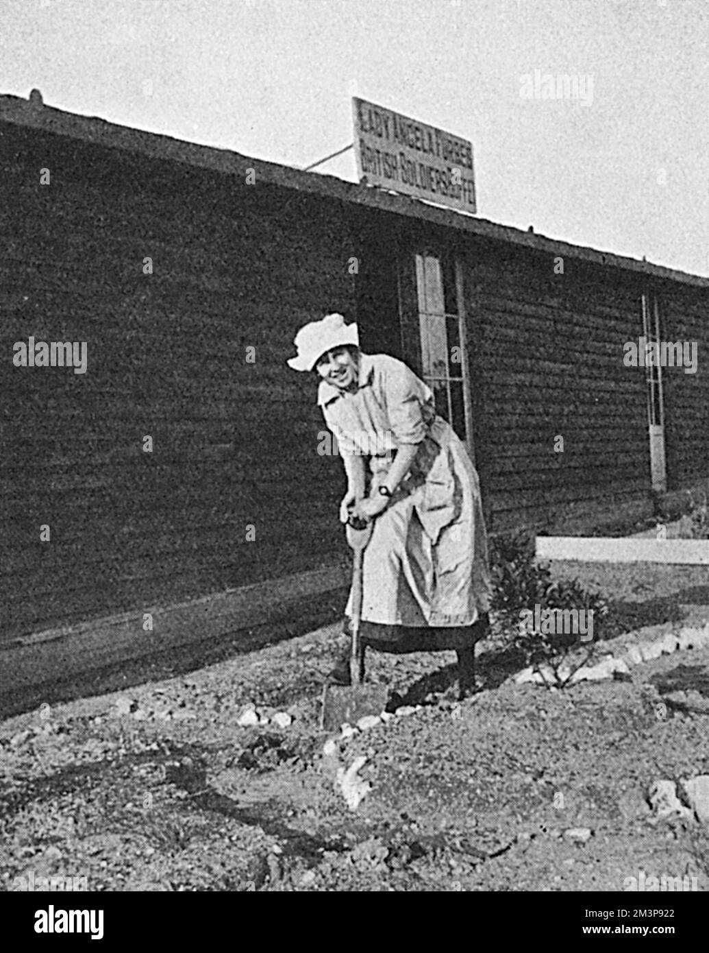 Miss Hermione Kennedy creusant "quelque part en France" Banque D'Images