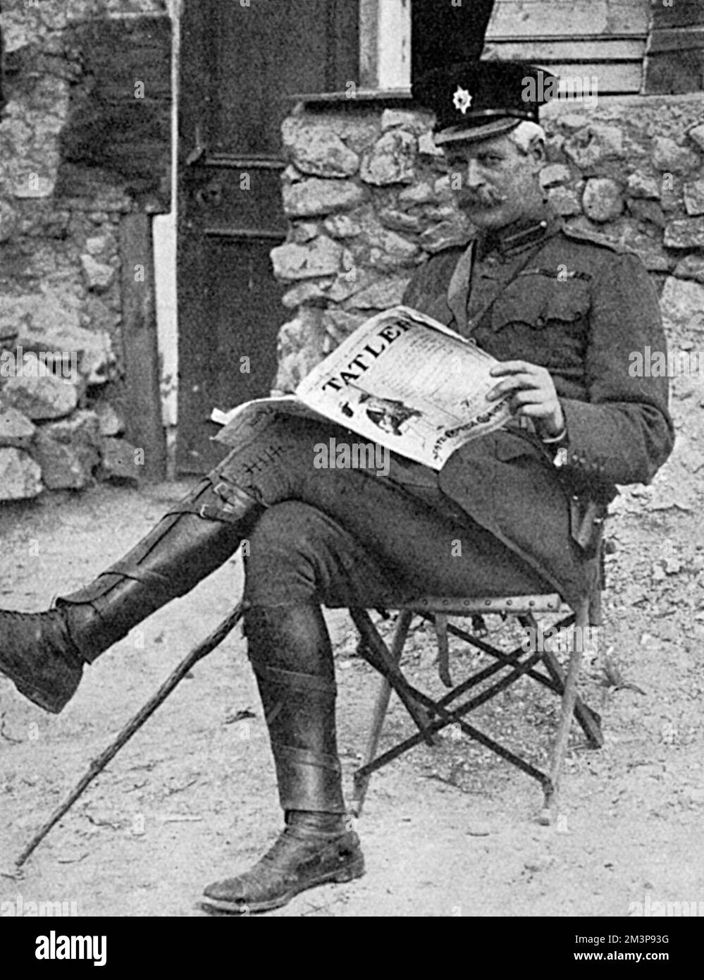 Capitaine Wilkinson lisant le Tatler Banque D'Images