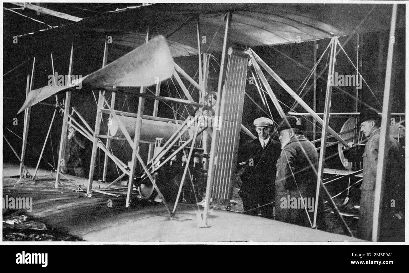Le roi Edward inspecte la machine volante de Wilbur Wright qui flotte sur une "mer atténuée". Wilbur Wright explique le mécanisme des machines à Pau. Date : mars 1909 Banque D'Images