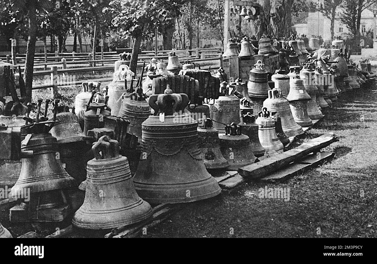Cloches d'église sauvées de devenir des obus ennemis, Russie, 1915 Banque D'Images